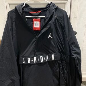 Black Nike men’s hooded windbreaker